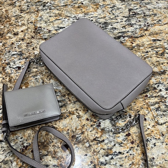 Michael kors set crossbody and small wallet - Picture 6 of 16